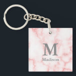 Benutzerdefiniertes graues Monogramm und Name auf  Schlüsselanhänger<br><div class="desc">Fügen Sie Ihren Namen und Monogramm in grauem Text auf einem Imitat rosa Marmorboden.</div>