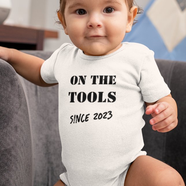 Benutzerdefiniertes Jahr "On the Tools" Baby Strampler (Von Creator hochgeladen)