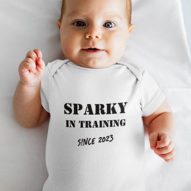 Benutzerdefiniertes Jahr "Sparky in Training" Elek Baby Strampler (Von Creator hochgeladen)
