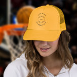 Benutzerdefiniertes Logo für den Basketball-Club Truckerkappe<br><div class="desc">Einfache Basketball Club Name Custom Logo Fügen Sie einfach Ihr Logo in der Mitte und personalisieren Sie den Text oben und unten kurvig. Klicken Sie auf die Option Weitere bearbeiten,  um die Textfarbe und den Schriftart zu ändern,  falls Sie dies wünschen.</div>