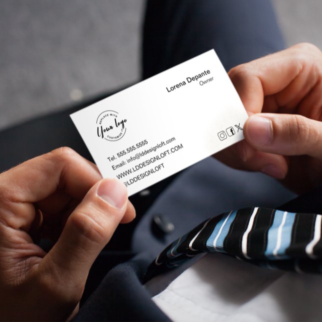 Benutzerdefiniertes Logo Moderner QR-Code für Mini Visitenkarte (Black white generic business card custom logo and social media icons.)