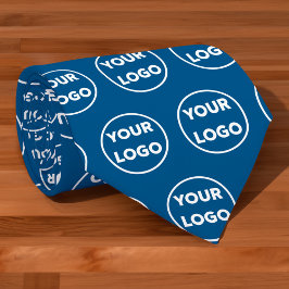 Benutzerdefiniertes Logo-Muster auf blau Krawatte