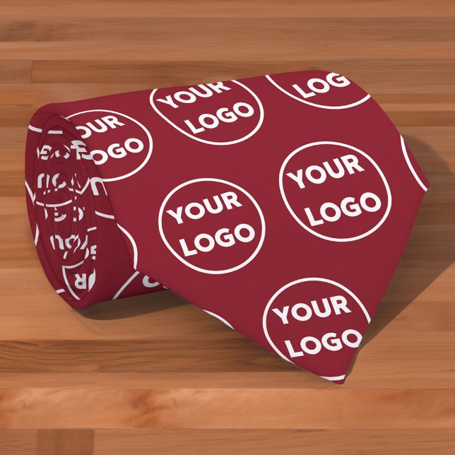 Benutzerdefiniertes Logo-Muster auf Burgund Krawatte (Custom Business Logo Pattern on Burgundy Neck Tie, rolled, in situ)