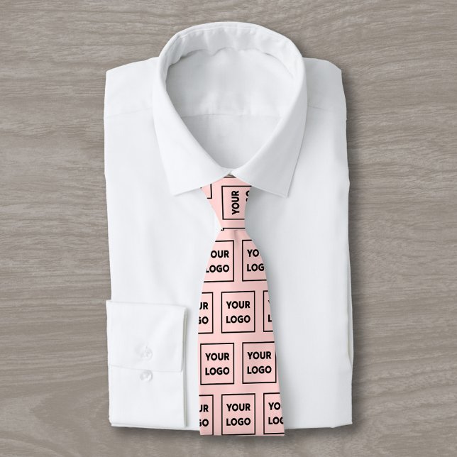 Benutzerdefiniertes Logo-Muster auf Korallenrosa 2 Krawatte (Custom Business Logo Pattern on Coral Pink 2 Sided Neck Tie, tied, in situ)