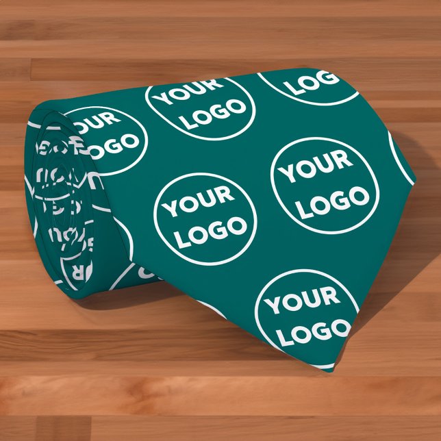 Benutzerdefiniertes Logo-Muster für Aquamarine Ges Krawatte (Custom Business Logo Pattern on Teal Neck Tie, rolled, in situ)