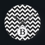 Benutzerdefiniertes Mit Monogramm Schwarz-Zickzack Runde Wanduhr<br><div class="desc">Dieses Produkt zeichnet sich durch ein klassisches,  Zickzack Schwarz-Weiß-Zickzack-Design mit personalisiertem Monogramm-Initial aus. Sie können den ersten Text anpassen oder Ihren eigenen Text auf der Produktseite hinzufügen.</div>
