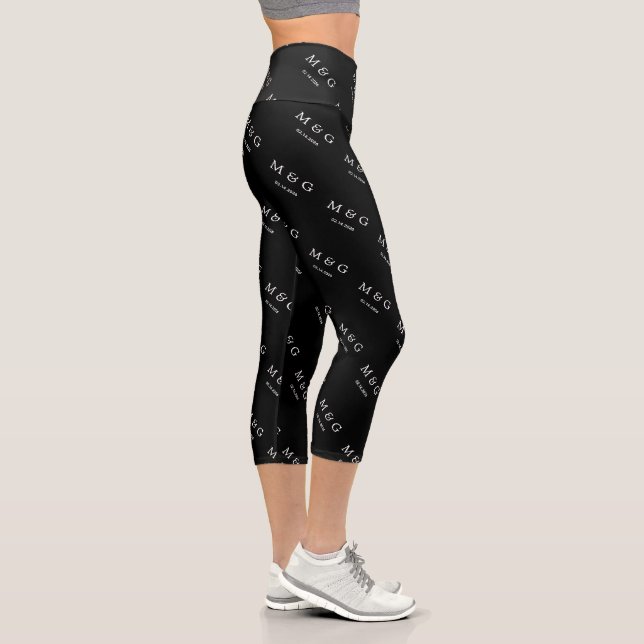Benutzerdefiniertes Monogramm-Datums-Muster Modern Capri Leggings (Rechts)