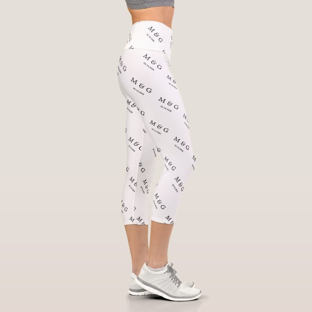 Benutzerdefiniertes Monogramm-Datums-Muster Stilvo Capri Leggings (Rechts)