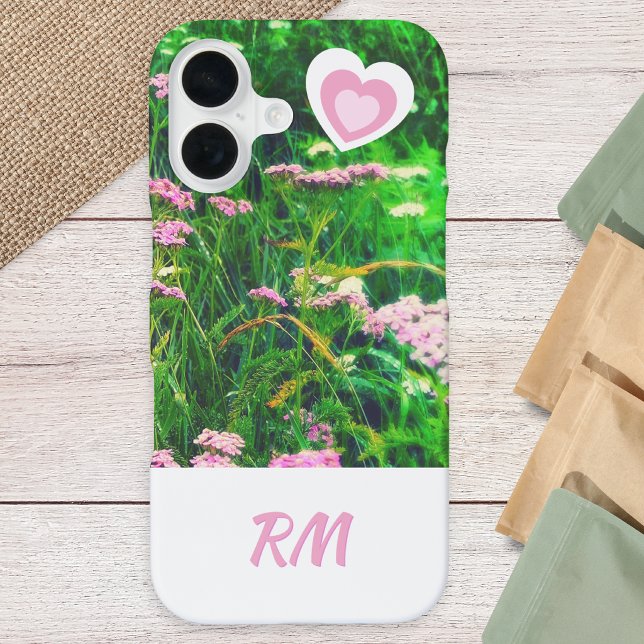 Benutzerdefiniertes Monogramm Floral Wiese Rosa We iPhone 16 Hülle (A phone case with monogram initials in pink on white, flowers and grass photo and cute hearts)