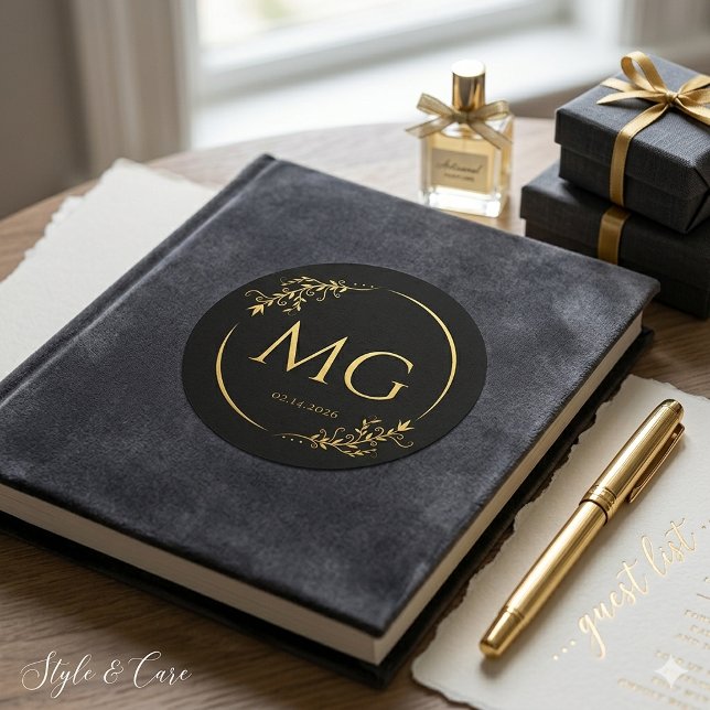 Benutzerdefiniertes Monogramm mit Datum Schwarz Me Runder Aufkleber (Custom Monogram with Date Black Metallic Gold Classic Round Sticker)