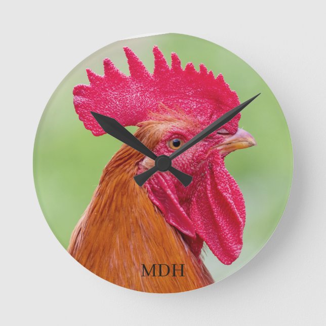 Benutzerdefiniertes Monogramm-Rooster-Nah-Up Runde Wanduhr (Vorderseite)