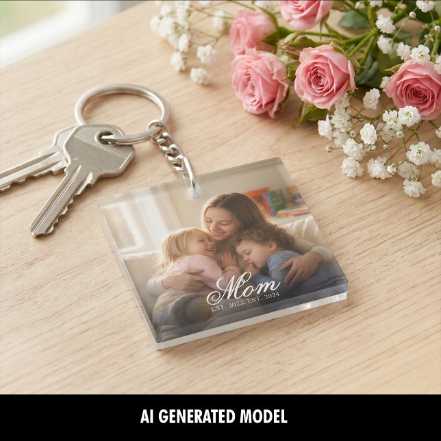 Benutzerdefiniertes Muttermotiv Skript Est. Datum  Schlüsselanhänger (Mom Established White Elegant Script Photo Keychain )
