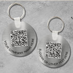 Benutzerdefiniertes QR-Code Werbesilber Schlüsselanhänger<br><div class="desc">Moderner und einfacher Schlüsselanhänger für Ihr Unternehmen oder Ihre Organisation mit einem silberfarbenen Imitat metallischer Hintergrund. Geben Sie die URL-Adresse Ihrer Website ein,  um einen scannbaren QR-Code zu erstellen,  und fügen Sie zwei Zeilen benutzerdefinierten Text hinzu,  z. B. Ihren Firmennamen,  Slogan,  danke,  etc.</div>