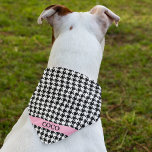 Benutzerdefiniertes rosa Name Hahnentrittmuster Mu Halstuch<br><div class="desc">Auf einer Seite gedruckt, schwarz-weiß Hahnentrittmuster Muster bandana mit dem Namen des Haustiers auf einem rosa Band. Es gibt zwei Größen: 18"x18" (Kinder, kleine Hunde) und 22"x22" (Erwachsene, große Hunde). Ändern Sie einfach den Namen mit der bereitgestellten Vorlage. Leichte Stoffe, die gut atmen und schnell trocknen. 100% Polyester gesponnen. Weitere...</div>