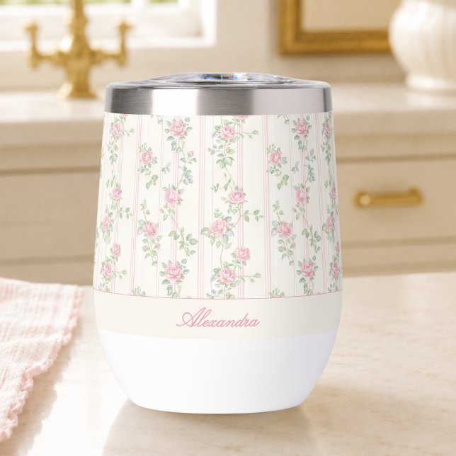 Benutzerdefiniertes rosa Rosen-Blumenmonogramm (elegant grandmillennial coquette pink rose floral wine tumbler with custom monogram name)
