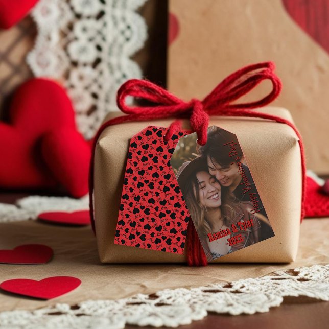 Benutzerdefiniertes rotes Foto mit Namen/Datum Geschenkanhänger (Elegant Red custom Photo with Names/date Gift Tags)