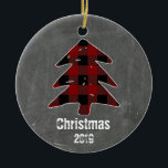 Benutzerdefiniertes Rustikales Rotes Kariertes Fot Keramik Ornament<br><div class="desc">Personalisieren Sie diesen rustikalen roten und schwarzen Büffel karierten Weihnachtsbaum und Chalkboard Weihnachtsschmuck mit Ihrem eigenen Foto und das Jahr!  Verfügt über rustikale Typografie und Ihr eigenes Foto auf der Rückseite.  Ein großartiges Ornament,  um Ihre jährliche Tradition zu beginnen,  um jedes Jahr Ihre eigenen Weihnachtsschmuck zu kreieren!</div>