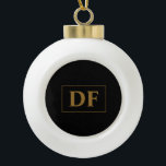Benutzerdefiniertes Schwarz mit Gold-Initialen Keramik Kugel-Ornament<br><div class="desc">Mit diesem "Custom Black with Gold Initials Christmas Ornament" verleihen Sie Ihrem Urlaubsdekor eine Touch personalisierter Eleganz. Dieses Ornament zeichnet sich durch ein schwarzes Design mit goldenen Initialen aus, was es zu einem herausragenden Stück auf Ihrem Baum macht. Passen Sie es mit Ihren Initialen oder mit denen eines geliebten Menschen...</div>