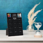 Benutzerdefiniertes schwarzes 2026 Firmenkalender- Fotoplatte<br><div class="desc">Diese schwarz-weiße Business Kalender-Plakette ist nach Ihren Wünschen mit Ihrem beruflichen Firmennamen und den Kontaktinformationen Ihres Büros gestaltet. Dieser elegante vertikale Kalender zeigt auf der einen Seite das Logo und auf der anderen das personalisierte berufliche Foto. Gegenwartiges Marketing für ein Unternehmen im Jahr 2026.</div>