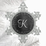 Benutzerdefiniertes Schwarzes Glitzer-Sparkon-Mono Schneeflocken Zinn-Ornament<br><div class="desc">Dieses angesagte und elegante Ornament-Design mit hübschem schwarzglänzenden Glitzer auf schwarz gebürstetem metallischem Hintergrund ist einfach zu personalisieren.</div>