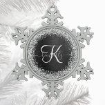 Benutzerdefiniertes Silver Glitzer Black Sparkle M Schneeflocken Zinn-Ornament<br><div class="desc">Dieses trendige und elegante Weihnachtsgeschmack mit hübschem silberfarbenem Glitzer auf schwarz gebürstetem metallischem Hintergrund ist einfach zu personalisieren.</div>