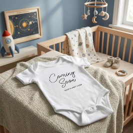 (Benutzerdefiniertes Skript) Coming Soon Schwanger Baby Strampler