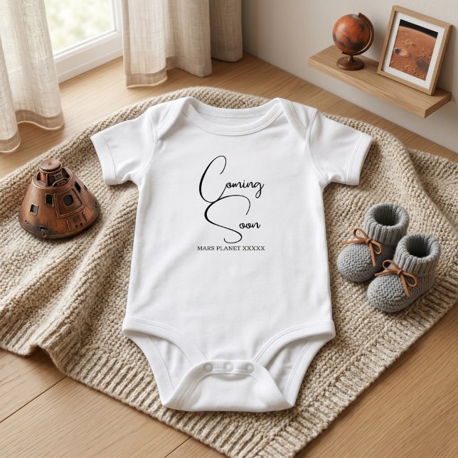Benutzerdefiniertes Skript (Schwangerschaftsankünd Baby Strampler (coming soon newborn announcement bodysuit, personalized due date baby clothes, fun baby gifts )