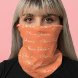 Benutzerdefiniertes Skriptmuster Weiß auf Korallen Halstuch<br><div class="desc">Benutzerdefiniertes Skriptmuster Weißer Text auf Korallenbandana. Mit dieser personalisierten Bandana präsentieren Sie Ihren Stil mit einem eleganten, weißen Schriftzeichen-Design vor Korallenhintergrund. Dieses vielseitige Accessoire verleiht Ihrem Outfit eine persönliche Touch, die sich perfekt für lässige Kleidung, Geschenke oder besondere Anlässe eignet. Das nahtlose Muster sorgt dafür, dass sich Ihr Name von...</div>