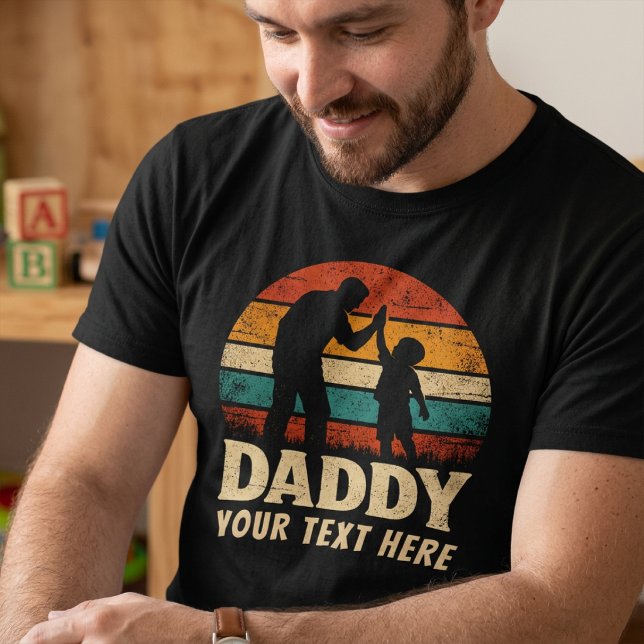 Benutzerdefiniertes Vintage Retro Daddy High Five  T-Shirt (Von Creator hochgeladen)