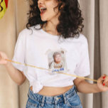 Benutzerdefiniertes Vintages Foto- und Jahresgesch T-Shirt<br><div class="desc">Machen Sie einen Spaziergang auf der Gedächtnisspur mit unserem Vintagen Foto und dem Shirt des Jahres - eine perfekte Mischung aus Retro-Charme und modernem Stil. Dieses Shirt ist eine zeitlose Hommage an Ihre hochgeehrten Erinnerungen. Nostalgie mit jedem Tragekomfort einbinden und Ihre wertvollsten Momente stilvoll präsentieren. Trage nicht nur ein Shirt,...</div>