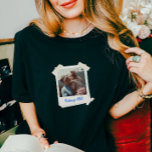Benutzerdefiniertes Vintages Foto- und Jahresgesch Tri-Blend Shirt<br><div class="desc">Machen Sie einen Spaziergang auf der Gedächtnisspur mit unserem Vintagen Foto und dem Shirt des Jahres - eine perfekte Mischung aus Retro-Charme und modernem Stil. Dieses Shirt ist eine zeitlose Hommage an Ihre hochgeehrten Erinnerungen. Nostalgie mit jedem Tragekomfort einbinden und Ihre wertvollsten Momente stilvoll präsentieren. Trage nicht nur ein Shirt,...</div>