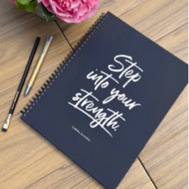 Benutzerdefiniertes Zitat "Schritt in Ihre Stärke" Notizbuch