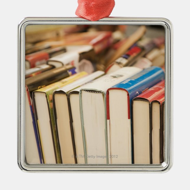Benutzte Bücher an einem Ramsch Silbernes Ornament (Vorne)