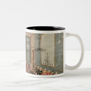 Beraten Sie sich gegeben durch die Mädchen des Zweifarbige Tasse