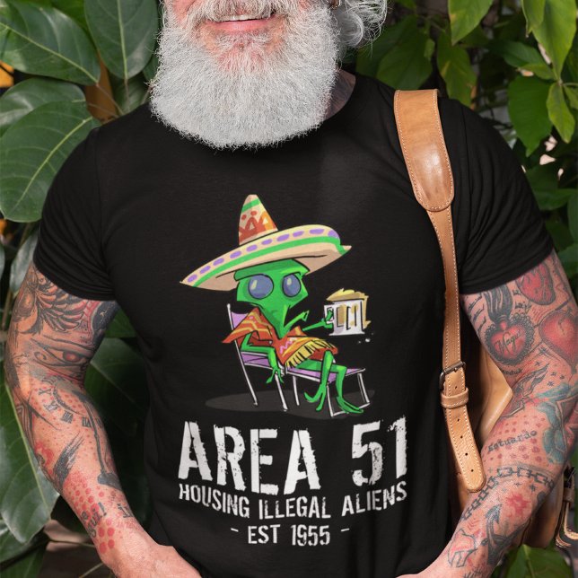 Bereich 51 Gag Geschenk UFO Betrunkene illegale Al T-Shirt (Von Creator hochgeladen)