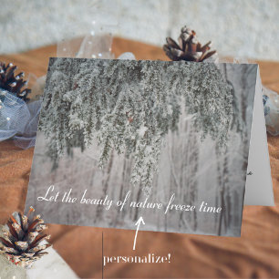 Bereifte Äste und ein schneebedeckter Wald Feiertagskarte