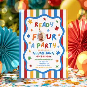 Bereit für eine Party Farbiger Junge 4. Geburtstag Einladung
