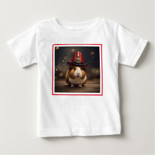Bereit: Guinea Pig in einem Fireman-Hut, Baby T-shirt