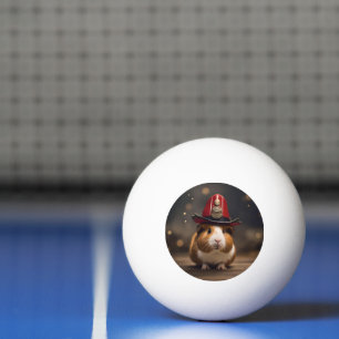 Bereit: Guinea Pig in einem Fireman-Hut, Tischtennisball