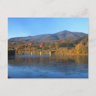 Berg Ascutney und Fluss Connecticut im Herbst Postkarte