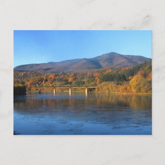 Berg Ascutney und Fluss Connecticut im Herbst Postkarte (Vorderseite)