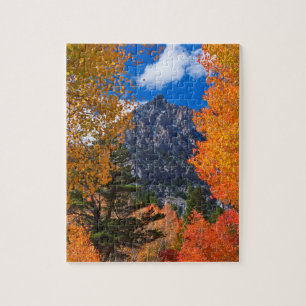 Berg, eingerahmt vom Herbstlaub, CA Puzzle