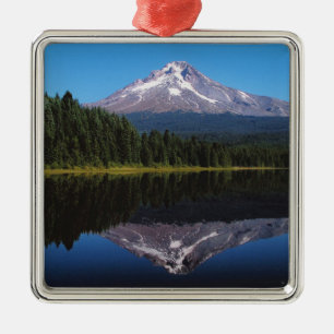 Berg-Haube reflektiert im See Silbernes Ornament