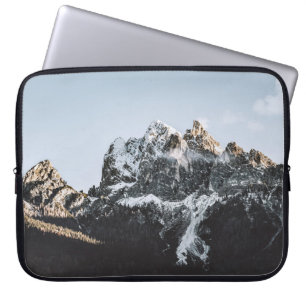 BERG MIT SCHNEEKAPPE WÄHREND DES TAGES LAPTOPSCHUTZHÜLLE