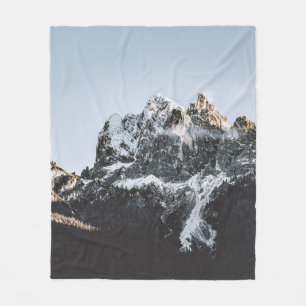 BERG MIT SCHNEELAGE AM TAG FLEECEDECKE