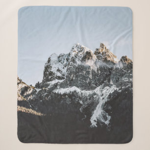 BERG MIT SCHNEELAGE AM TAG SHERPADECKE
