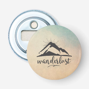 Berg mit Sonnenstrahlen und Wanderlust Typografie Flaschenöffner
