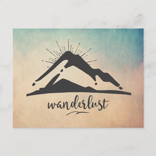 Berg mit Sonnenstrahlen - Wanderlust Typografie Postkarte (Vorderseite)