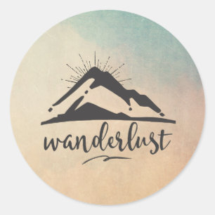 Berg mit Sonnenstrahlen - Wanderlust Typografie Runder Aufkleber