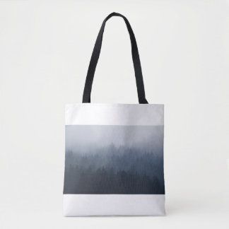 BERG MIT WALD IM NEBEL
